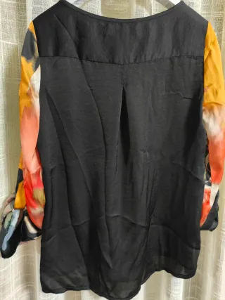 Camisa estampada negra y multicolor