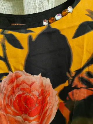 Camisa estampada negra y multicolor