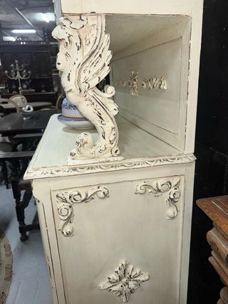 Alacena de madera con puertas de cristal