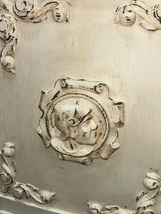 Alacena de madera con puertas de cristal