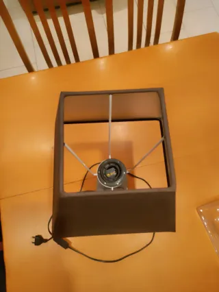 Lampada da tavolo in tessuto e metallo