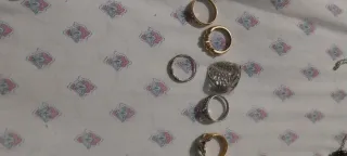 Lote de anillos dorados y plateados