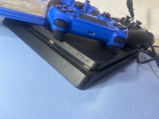 PS4 SLIM (PlayStation 4) con 3 controller e GTA V