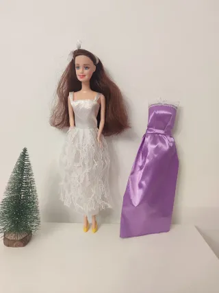 Muñeca Barbie morena con vestido blanco
