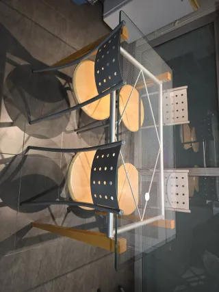 Mesa de cristal con 4 sillas