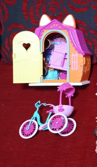 Muñecas Enchantimals y accesorios.