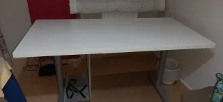 Mesa escritorio Ikea blanca y gris