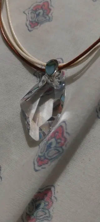 Collar con colgante de cristal
