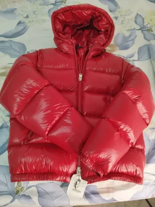 Abrigo de plumas rojo brillante