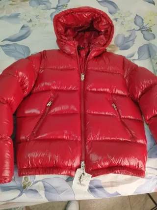 Abrigo de plumas rojo brillante