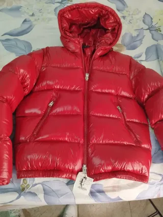 Abrigo de plumas rojo brillante