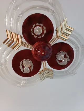 Lámpara de salón dorada y transparente.