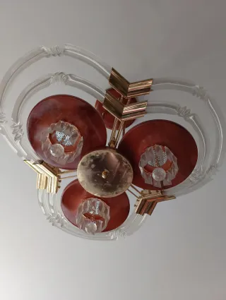 Lámpara de salón dorada y transparente.