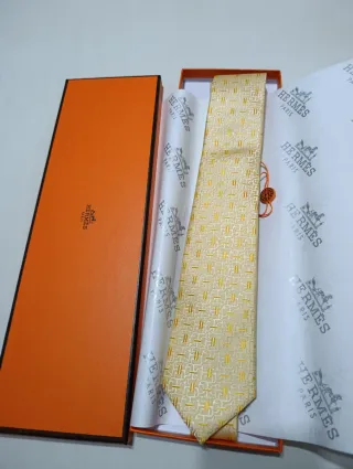 Corbata Hermès Dorada
