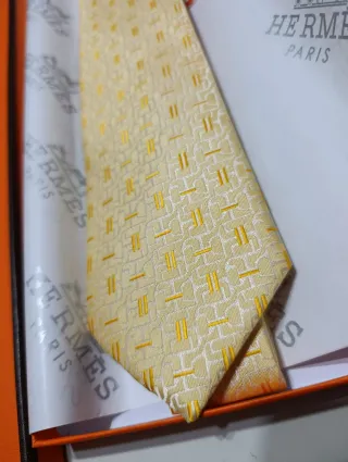 Corbata Hermès Dorada
