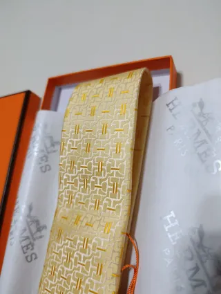 Corbata Hermès Dorada