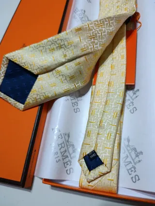 Corbata Hermès Dorada