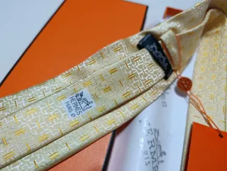 Corbata Hermès Dorada