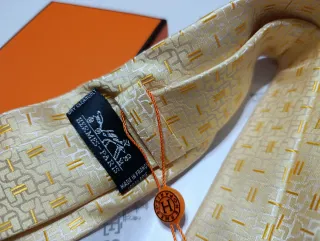 Corbata Hermès Dorada
