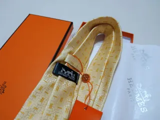 Corbata Hermès Dorada