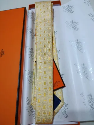 Corbata Hermès Dorada