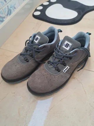 Zapatos de trabajo grises y azules