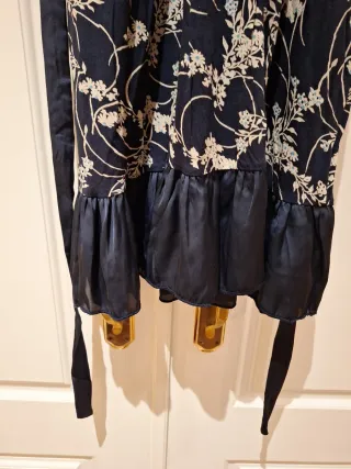 Vestido Oasis floral azul marino y blanco