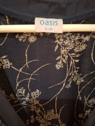 Vestido Oasis floral azul marino y blanco