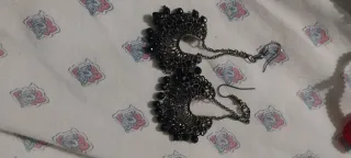 Pendientes largos negros con cadena