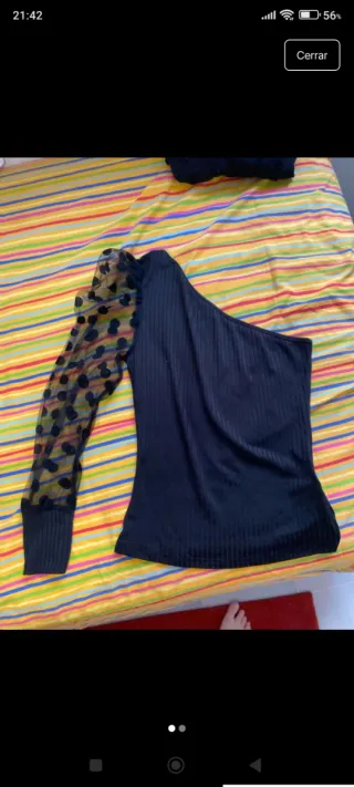 Camiseta asimétrica con manga de lunares