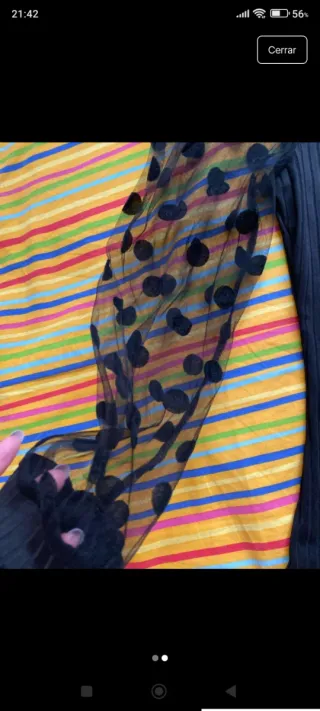 Camiseta asimétrica con manga de lunares