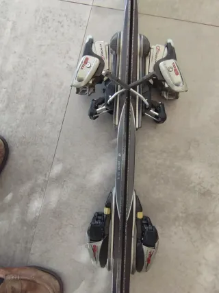 Esquís HEAD con fijaciones. Cyber X 40