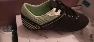 Botas de fútbol Dream Pairs negras y verdes