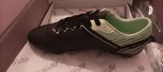 Botas de fútbol Dream Pairs negras y verdes