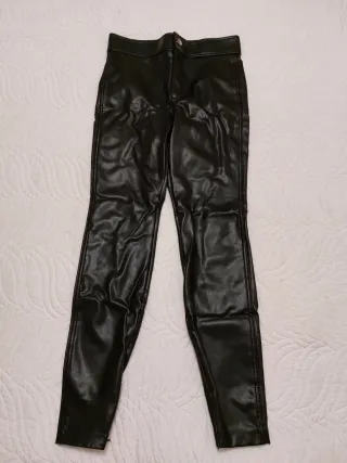 Pantalón efecto piel Zara negro