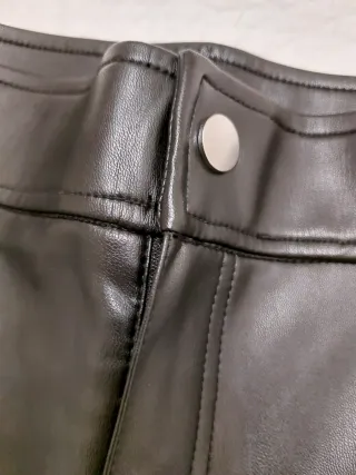 Pantalón efecto piel Zara negro