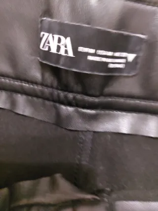 Pantalón efecto piel Zara negro