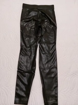 Pantalón efecto piel Zara negro