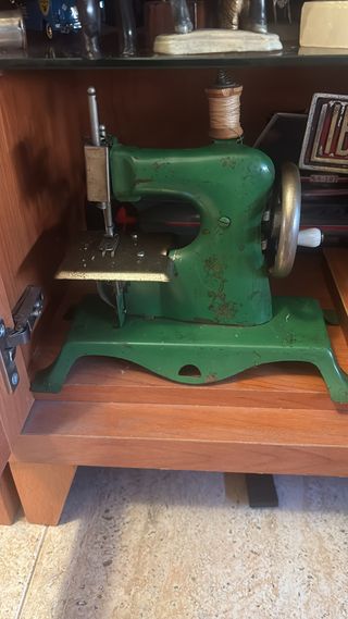 Máquina de coser antigua verde