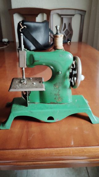 Máquina de coser antigua verde