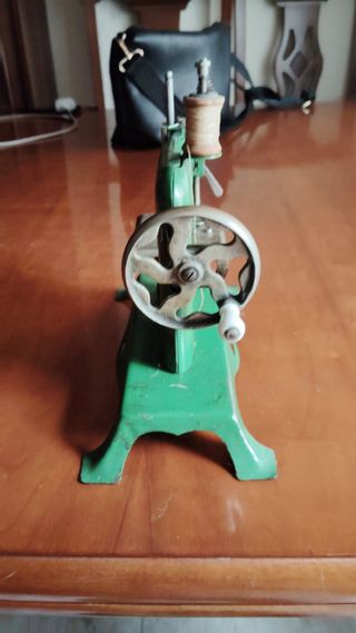 Máquina de coser antigua verde