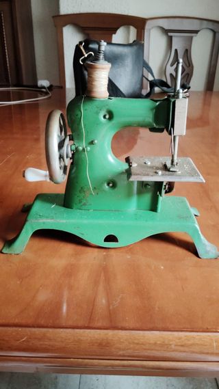 Máquina de coser antigua verde