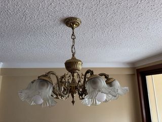 Lámparas de bronce con cristales.