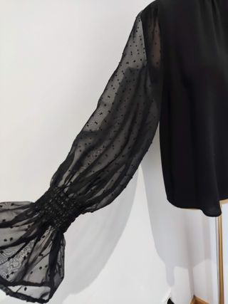 Blusa negra para mujer con mangas gasa