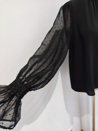 Blusa negra para mujer con mangas gasa