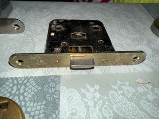 Cerradura de seguridad dorada