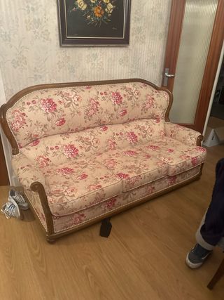 Sofá clásico floral madera. excelente estado.