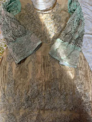 Conjunto beige y verde menta bordado