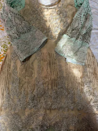 Conjunto beige y verde menta bordado