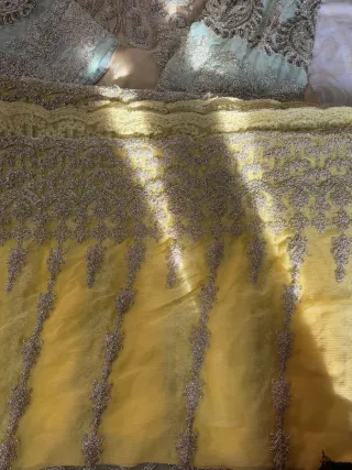 Conjunto beige y verde menta bordado